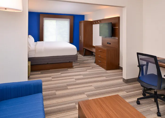Jacuzzi hotel: Holiday Inn Express Hotel & Suites Urbana-Champaign-U Of I Area By Ihg